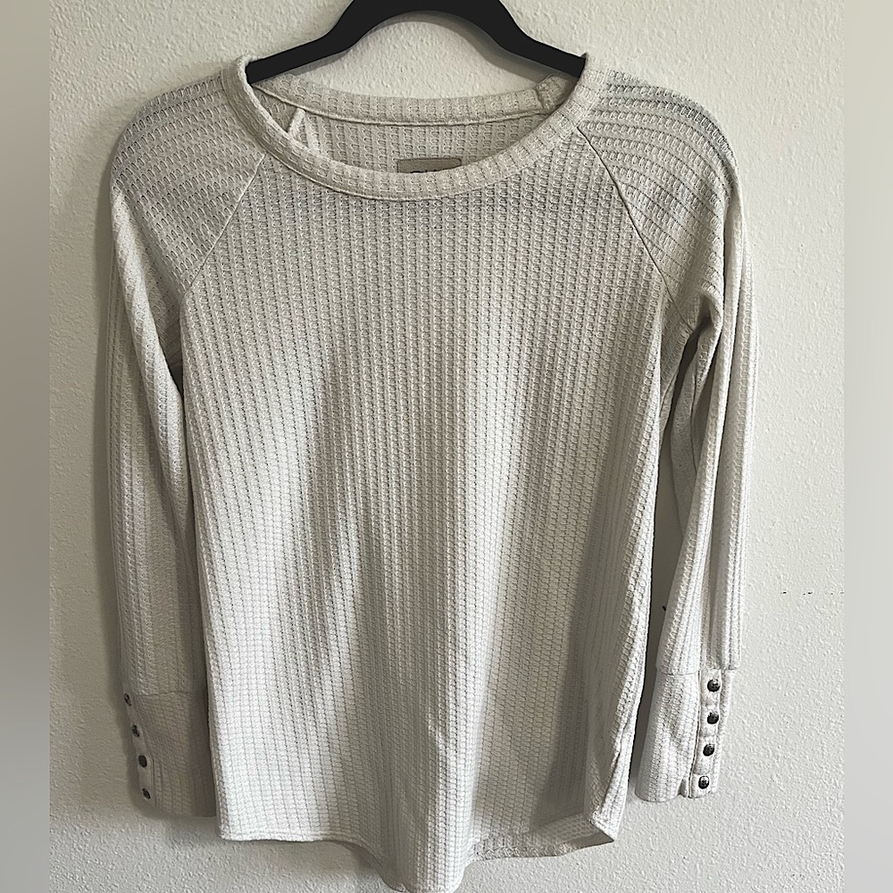 White Chaser Women’s Long-Sleeve Shirt with Decorative Buttons on sleeve